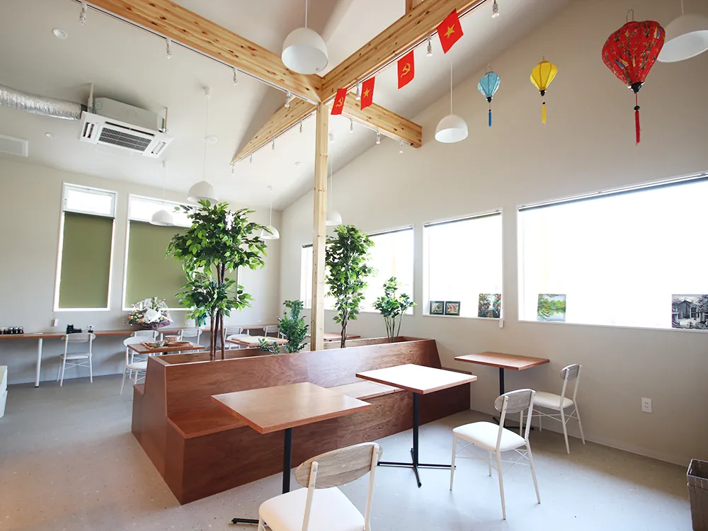 ベトナムランタンを吊るした Mizu-no-ne の店内