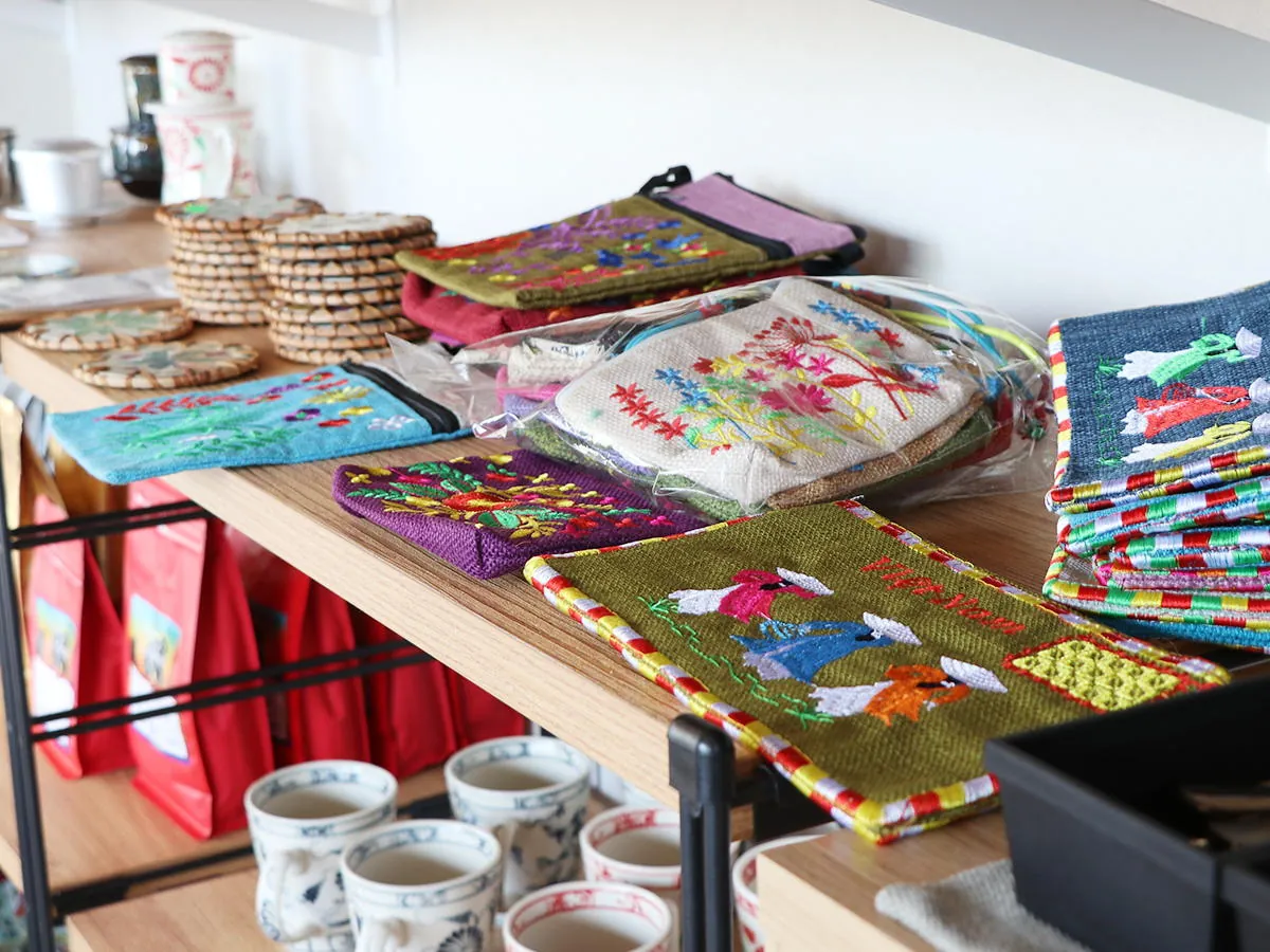 ベトナムの刺繍雑貨とコーヒー豆の販売棚