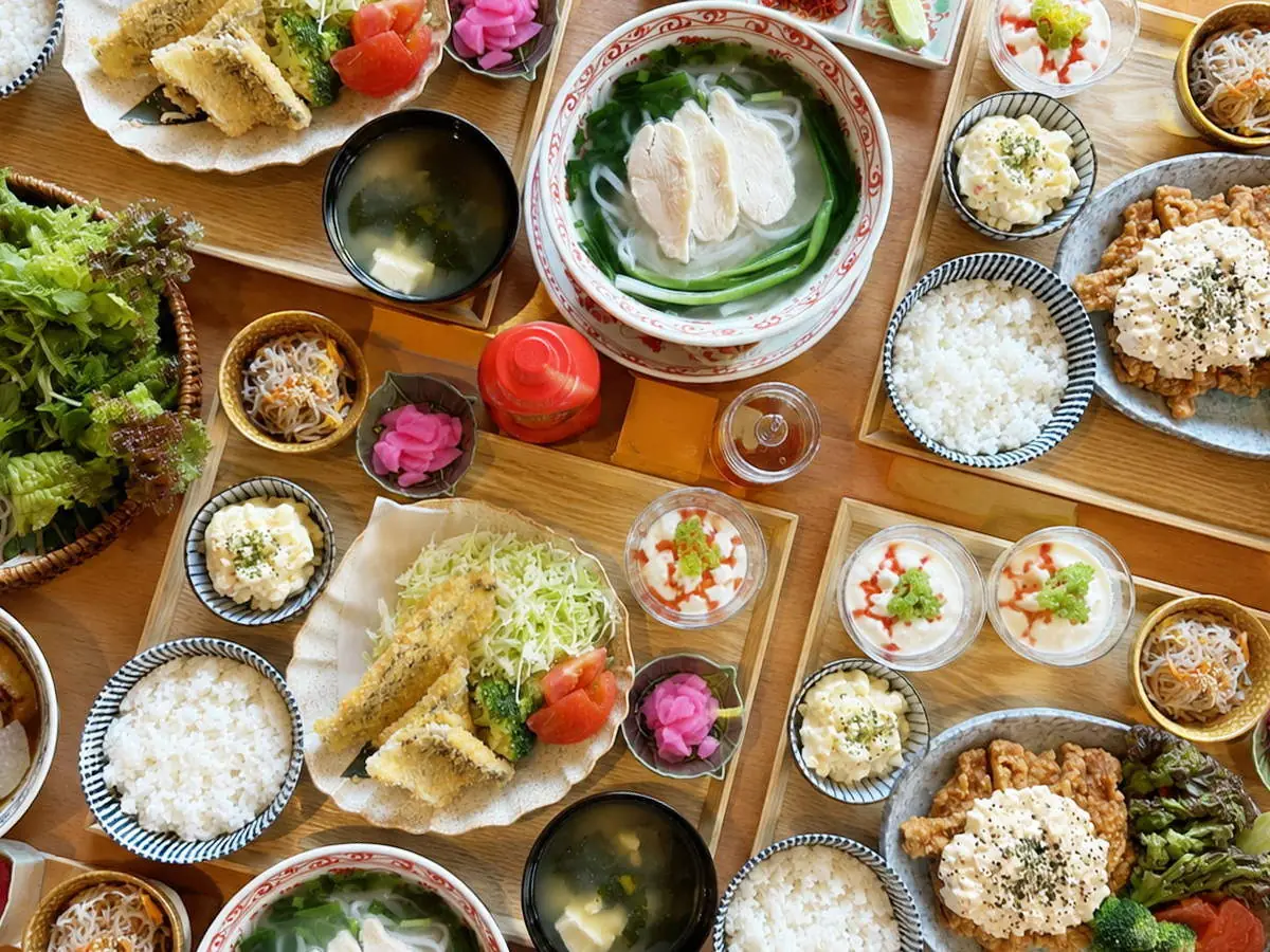 団体向けに並べた定食とフォー